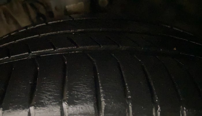 2012 Skoda Rapid ELEGANCE 1.6 TDI CR MT, Diesel, Manual, 72,503 km, Right Front Tyre Tread