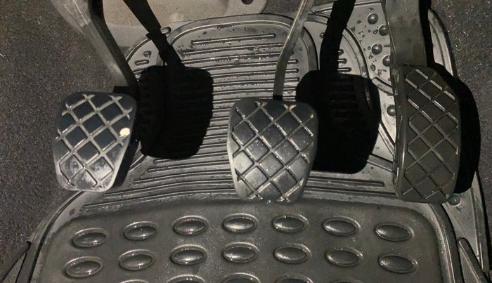 2012 Skoda Rapid ELEGANCE 1.6 TDI CR MT, Diesel, Manual, 72,503 km, Pedals