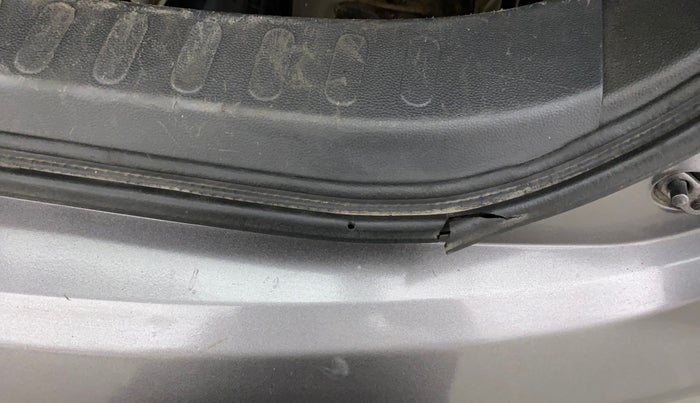 2012 Maruti Ritz LXI, Petrol, Manual, 1,19,936 km, Dicky (Boot door) - Weather strip has minor damage