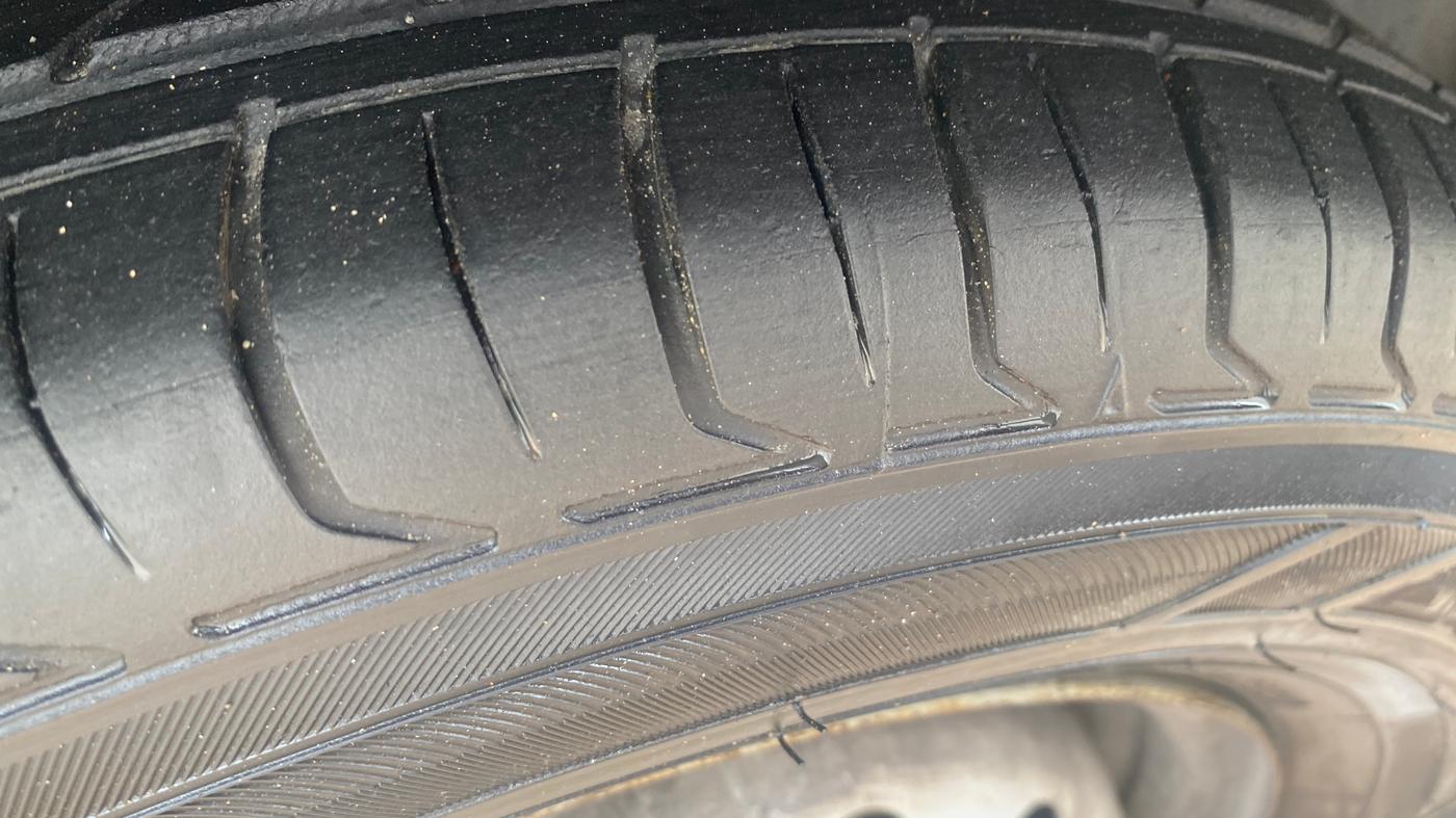 2022 Tata ALTROZ XE PLUS PETROL, Petrol, Manual, 72,928 km, Left Front Tyre Tread