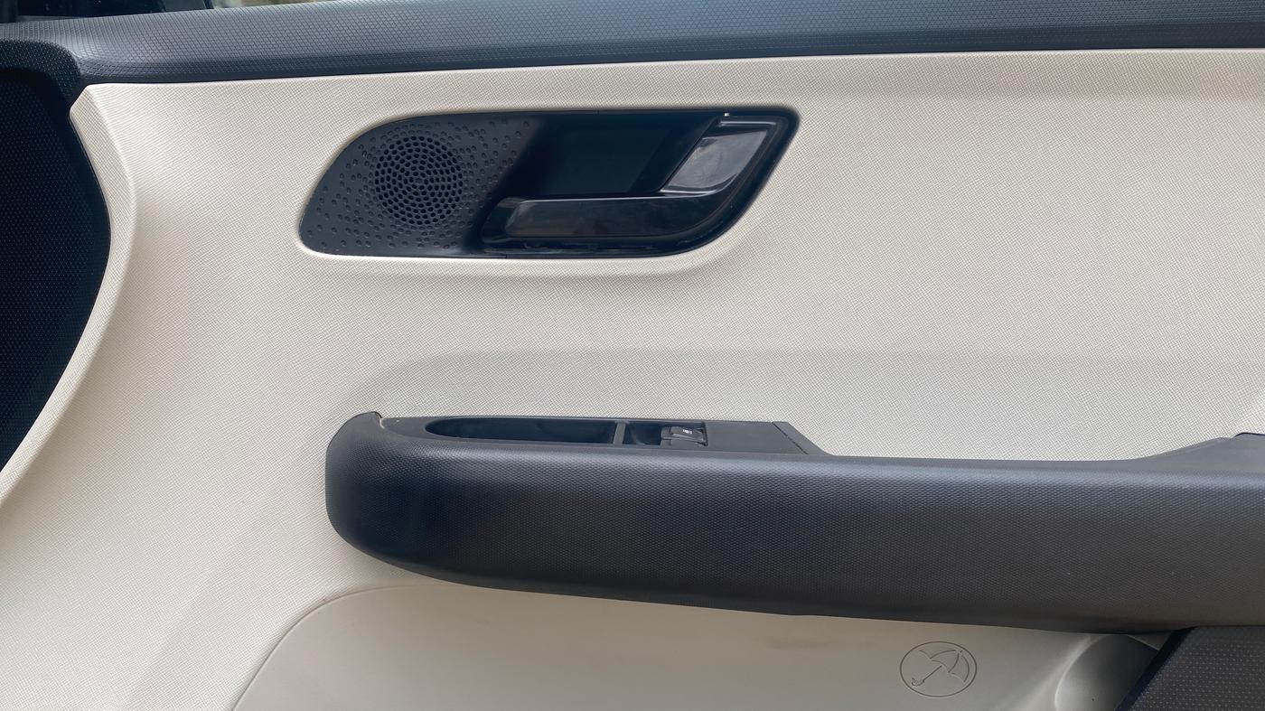 2022 Tata ALTROZ XE PLUS PETROL, Petrol, Manual, 72,928 km, Driver Side Door Panels Control