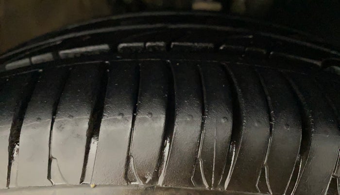 2018 Volkswagen Vento HIGHLINE PLUS 1.2 AT 16 ALLOY, Petrol, Automatic, 67,875 km, Right Front Tyre Tread