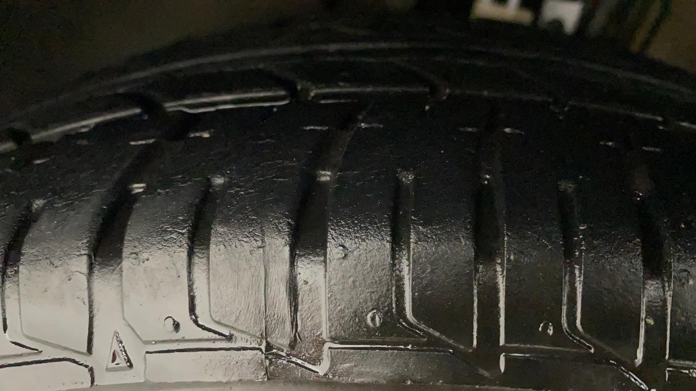 2018 Volkswagen Vento HIGHLINE PLUS 1.2 AT 16 ALLOY, Petrol, Automatic, 67,875 km, Left Front Tyre Tread