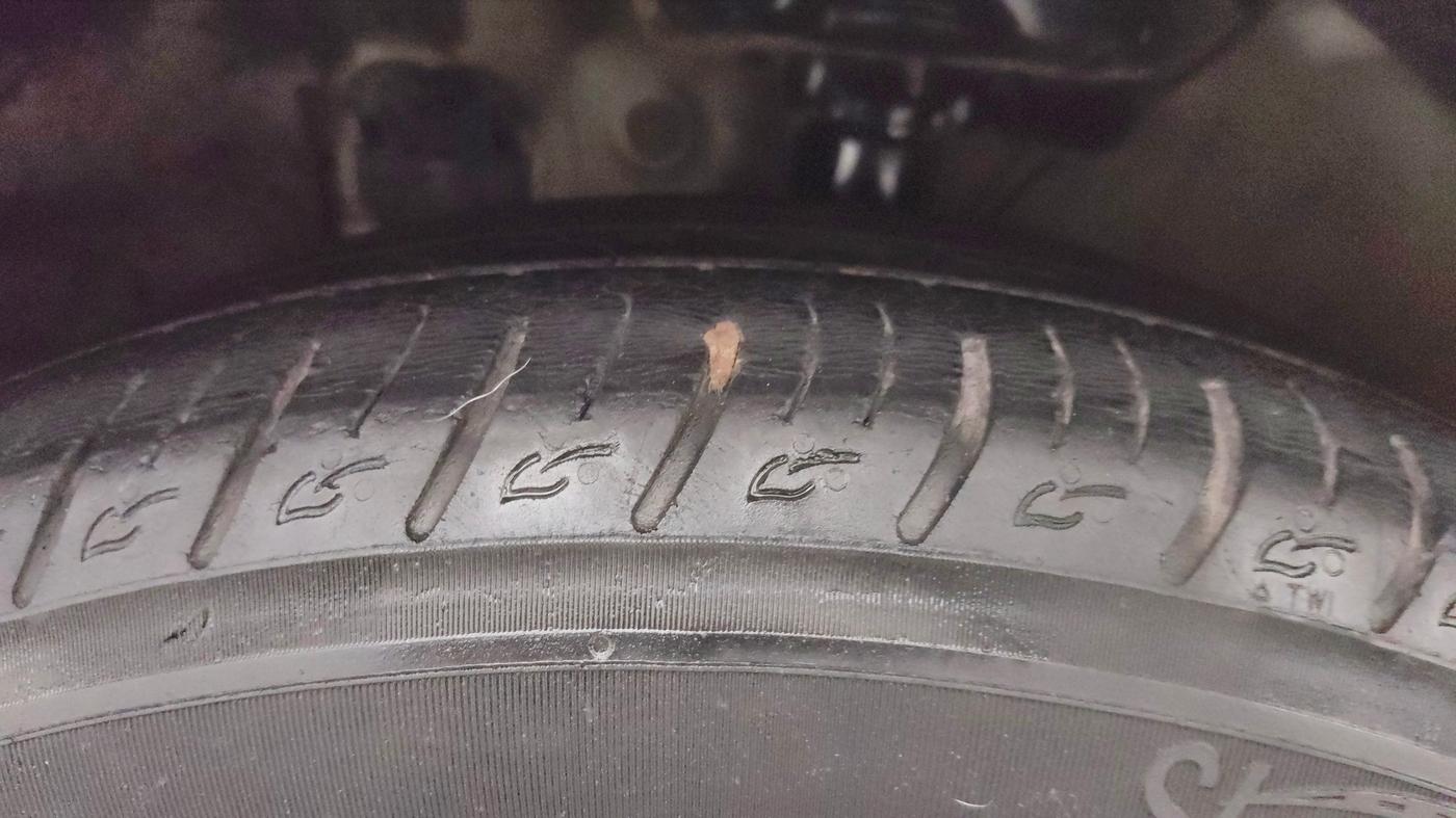 2019 Hyundai VENUE SX PLUS 1.0 TURBO DCT, Petrol, Automatic, 99,740 km, Left Front Tyre Tread
