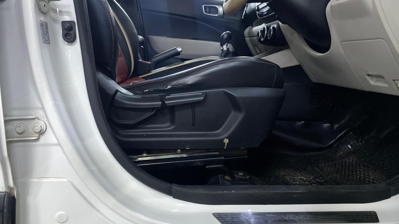2023 Hyundai VENUE SX 1.2 PETROL, Petrol, Manual, 35,896 km, Driver Side Adjustment Panel