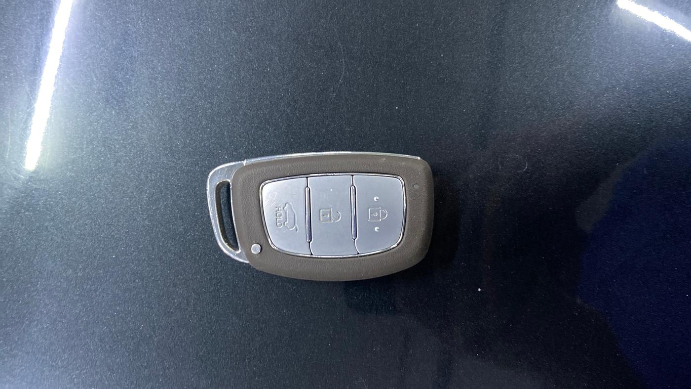 2023 Hyundai VENUE SX 1.2 PETROL, Petrol, Manual, 35,896 km, Key Close Up