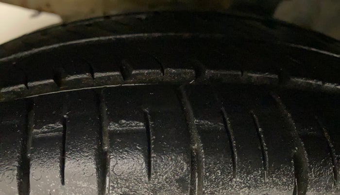 2014 Hyundai Eon ERA +, Petrol, Manual, 29,859 km, Left Front Tyre Tread