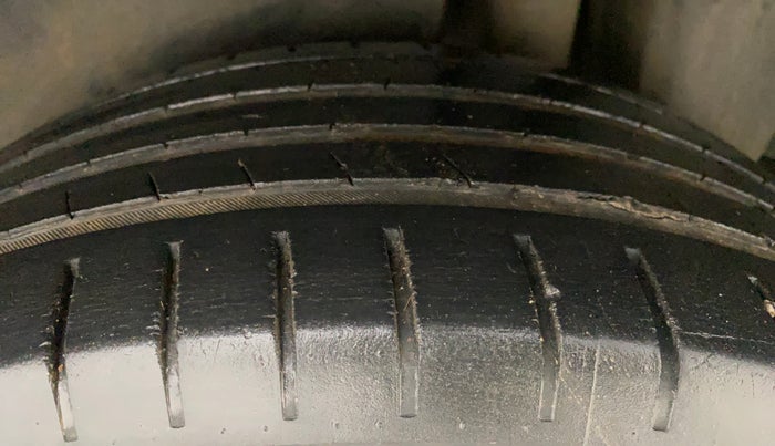 2017 Maruti Ciaz ZXI+, Petrol, Manual, 72,996 km, Left Rear Tyre Tread