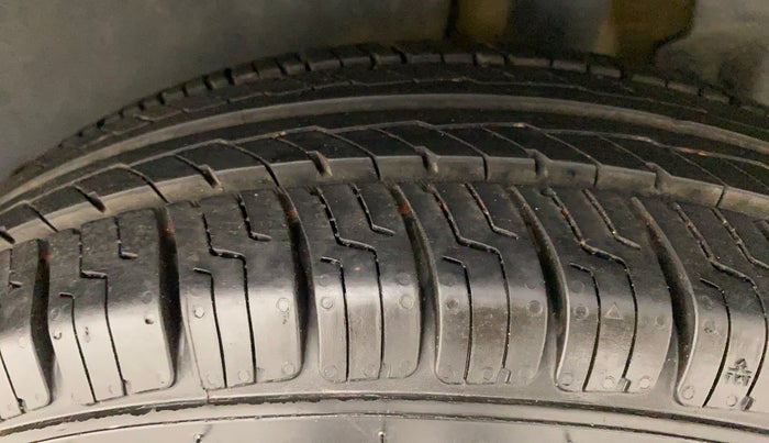 2017 Maruti Dzire VDI AMT, Diesel, Automatic, 1,12,566 km, Left Rear Tyre Tread
