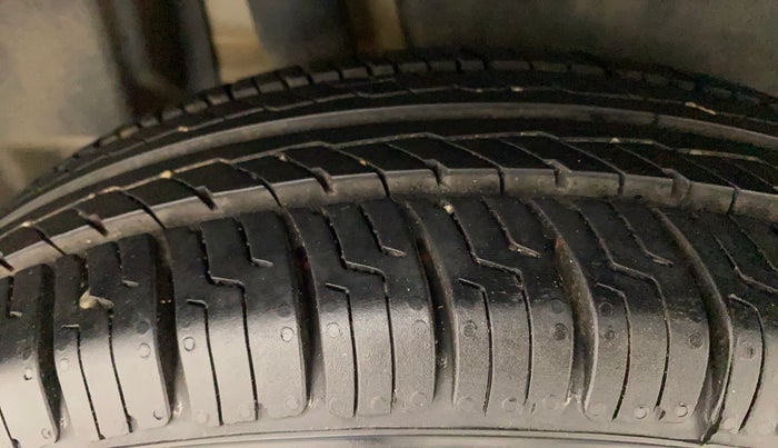 2017 Maruti Dzire VDI AMT, Diesel, Automatic, 1,12,566 km, Right Rear Tyre Tread