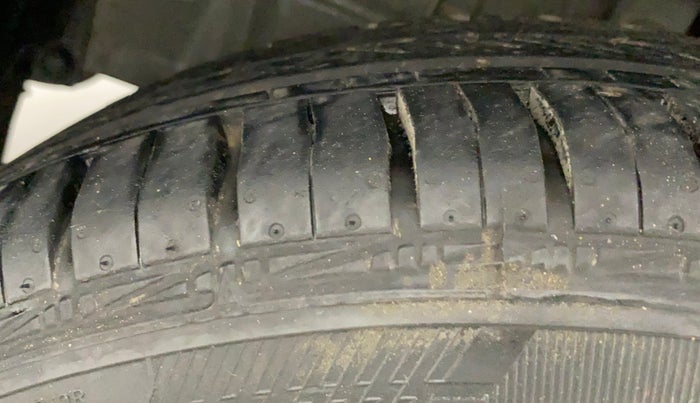 2011 Toyota Etios V, Petrol, Manual, 21,291 km, Left Front Tyre Tread