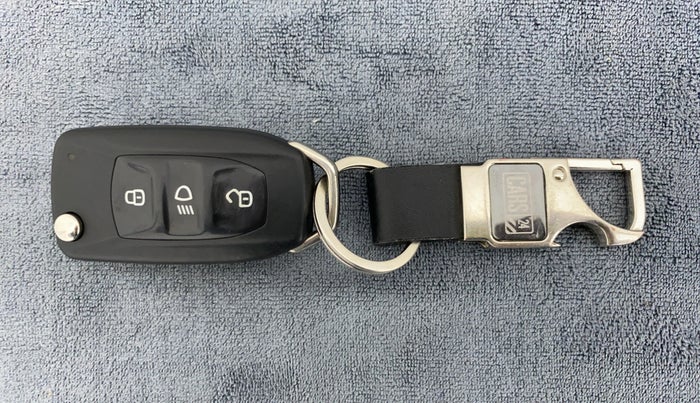 2018 Tata NEXON XM 1.2, Petrol, Manual, 25,903 km, Key Close Up