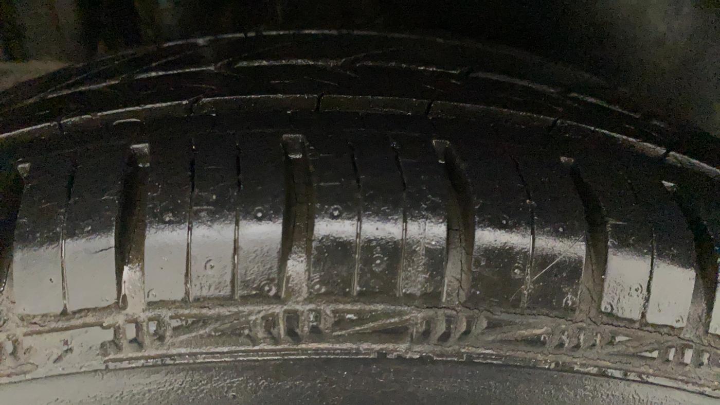 2012 Maruti Swift VXI, Petrol, Manual, 35,682 km, Right Front Tyre Tread