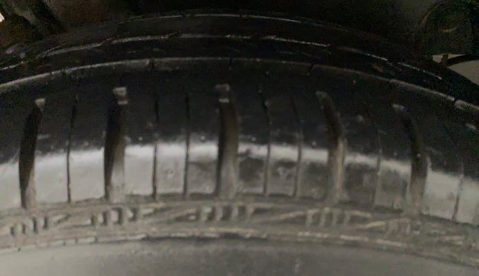 2012 Maruti Swift VXI, Petrol, Manual, 35,682 km, Left Front Tyre Tread