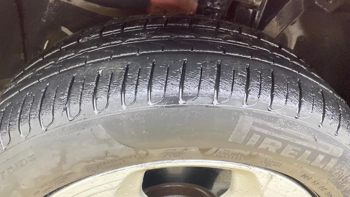 2017 Jeep Compass LIMITED 1.4 PETROL AT, Petrol, Automatic, 1,23,957 km, Left Front Tyre Tread