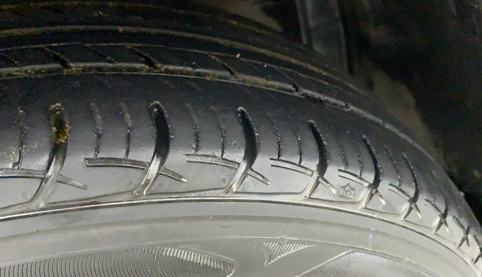 2016 Maruti Baleno DELTA PETROL 1.2, Petrol, Manual, 1,00,505 km, Right Front Tyre Tread