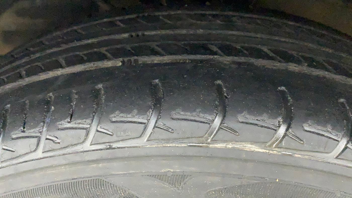 2016 Maruti Baleno DELTA PETROL 1.2, Petrol, Manual, 1,00,505 km, Left Front Tyre Tread