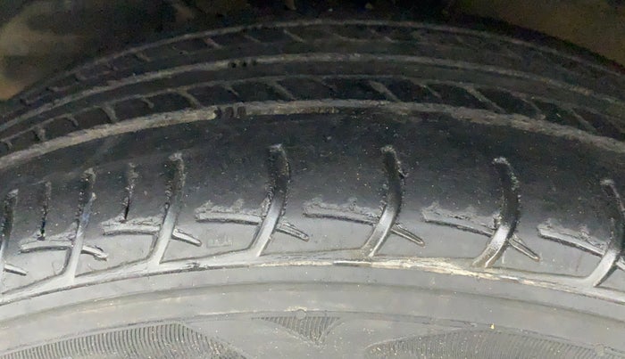 2016 Maruti Baleno DELTA PETROL 1.2, Petrol, Manual, 1,00,505 km, Left Front Tyre Tread