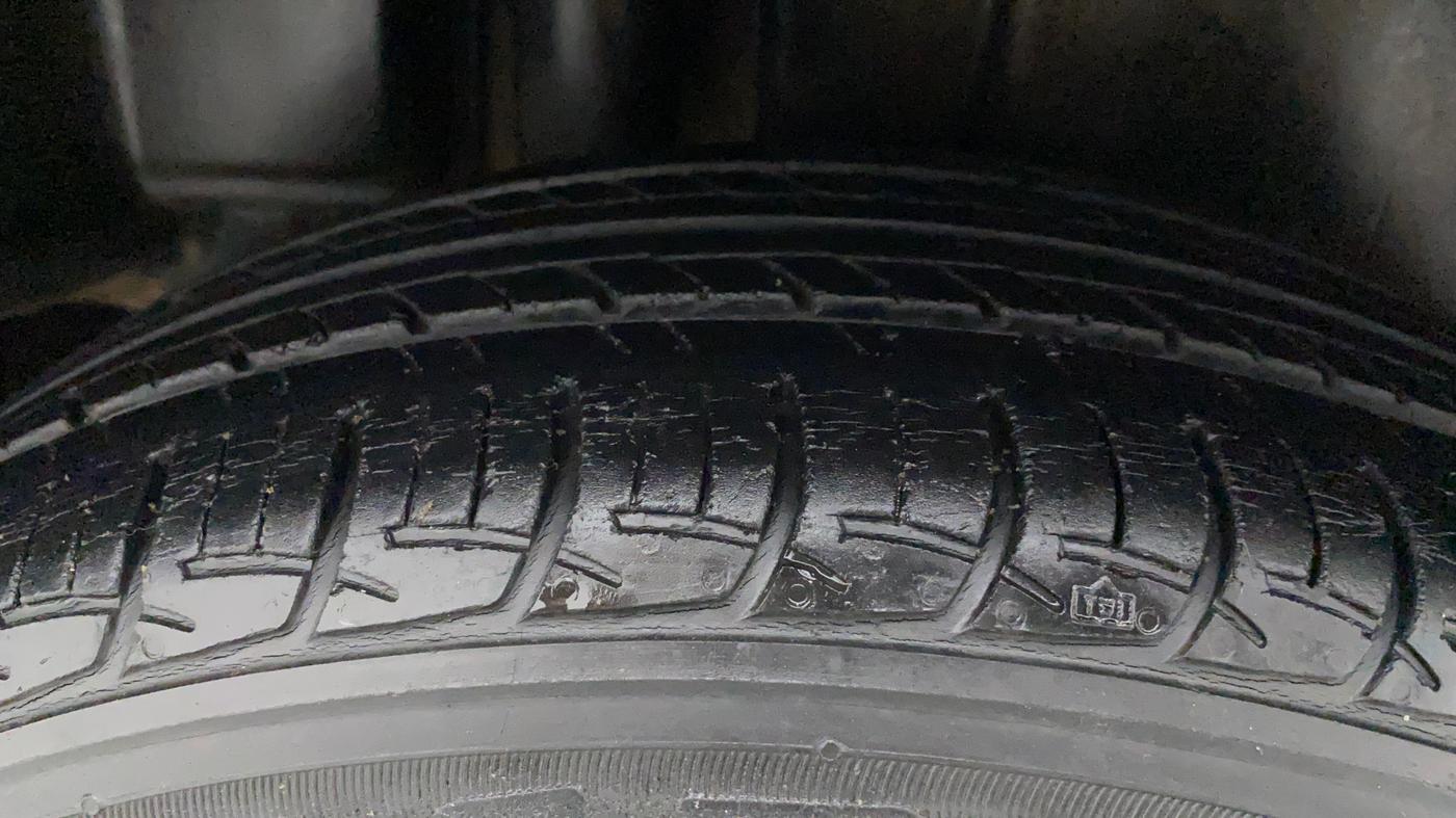 2016 Maruti Ciaz ZXI, Petrol, Manual, 63,300 km, Right Rear Tyre Tread