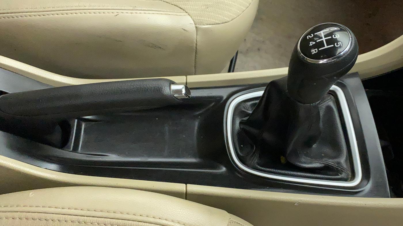 2016 Maruti Ciaz ZXI, Petrol, Manual, 63,300 km, Gear Lever