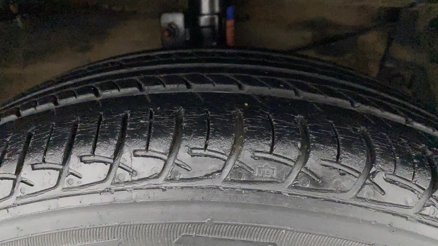 2016 Maruti Ciaz ZXI, Petrol, Manual, 63,300 km, Right Front Tyre Tread