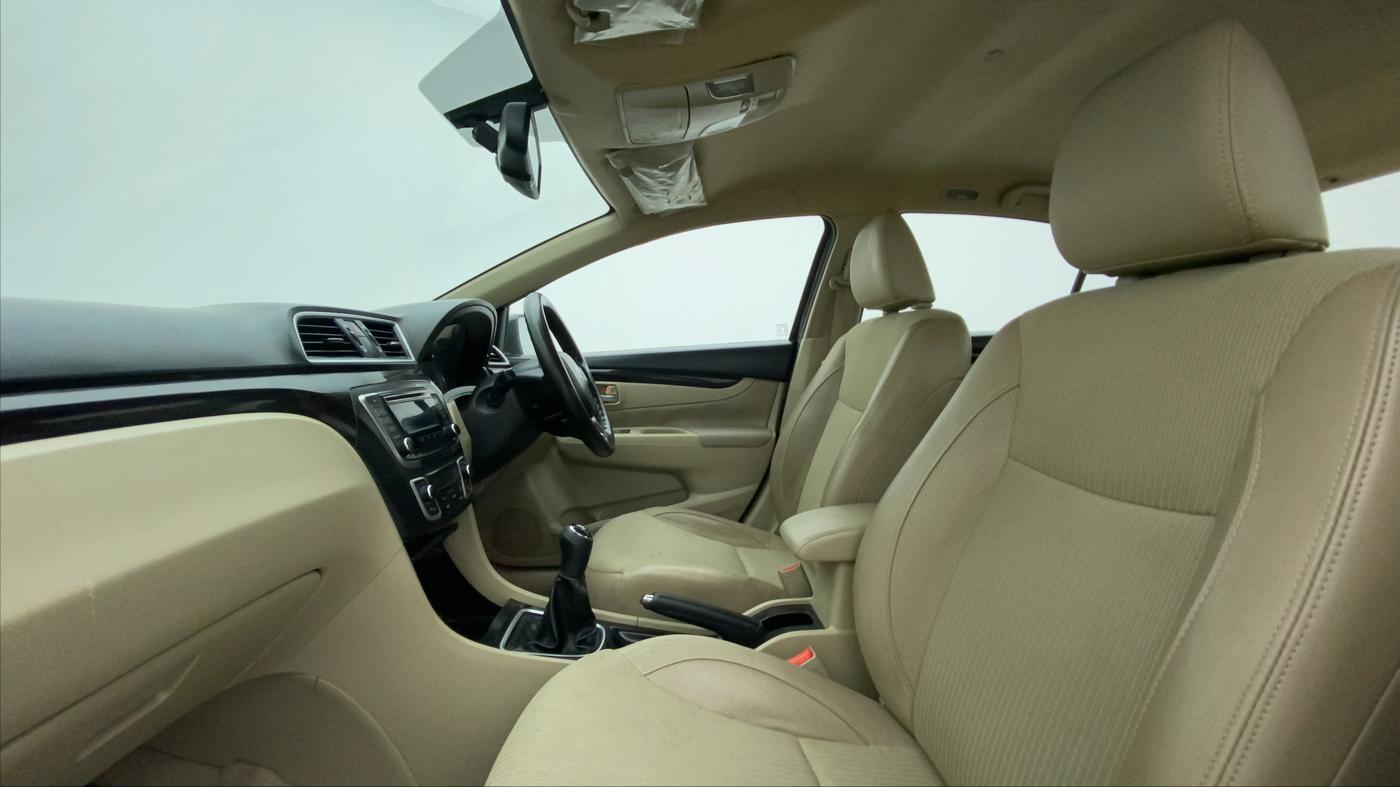 2016 Maruti Ciaz ZXI, Petrol, Manual, 63,300 km, Right Side Front Door Cabin