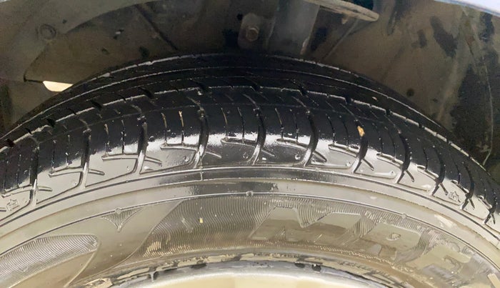 2017 Maruti Baleno DELTA PETROL 1.2, Petrol, Manual, 45,692 km, Left Front Tyre Tread