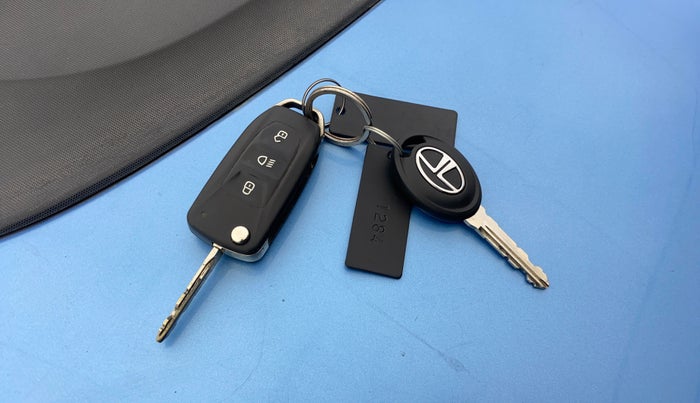 2016 Tata Tiago XZ PETROL, Petrol, Manual, 37,280 km, Key Close Up