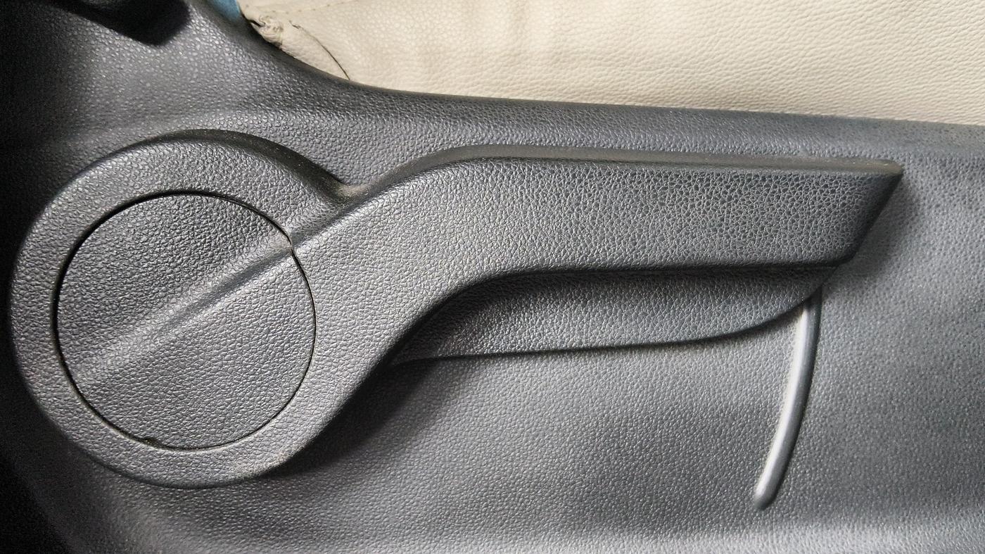 2019 Mahindra MARAZZO M8 7 STR, Diesel, Manual, 1,50,091 km, Driver Side Adjustment Panel
