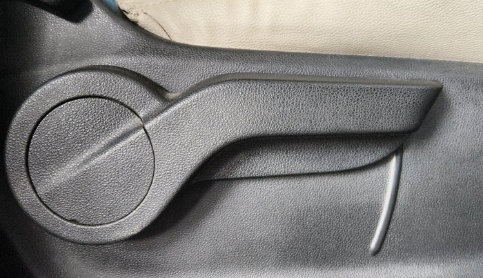 2019 Mahindra MARAZZO M8 7 STR, Diesel, Manual, 1,50,091 km, Driver Side Adjustment Panel