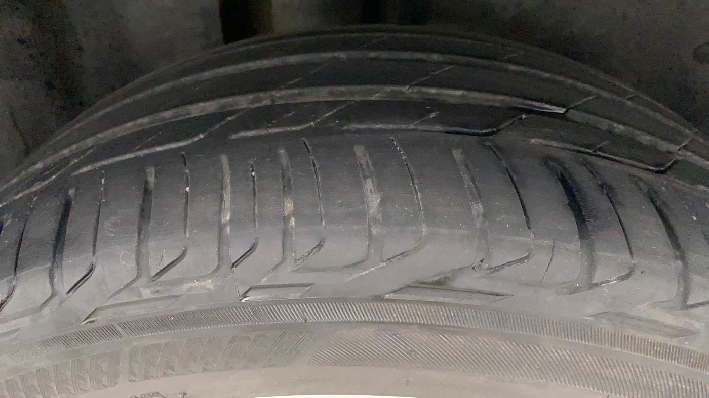 2021 MG HECTOR SHARP 1.5 PETROL CVT, Petrol, Automatic, 42,910 km, Right Front Tyre Tread