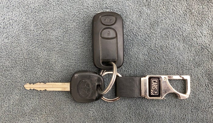 2011 Toyota Etios G, Petrol, Manual, 1,00,303 km, Key Close Up