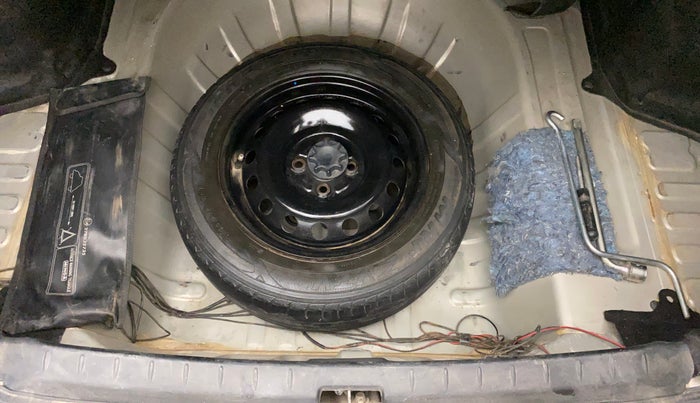 2011 Toyota Etios G, Petrol, Manual, 1,00,303 km, Dicky (Boot door) - Jack missing