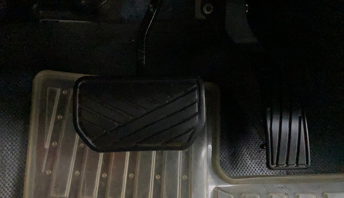 2018 Maruti Vitara Brezza ZDI AMT, Diesel, Automatic, 98,309 km, Pedals