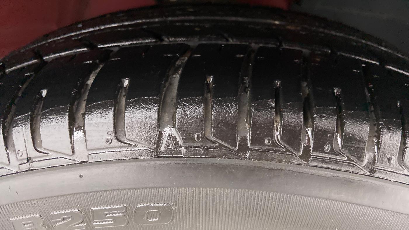 2020 Mahindra KUV 100 NXT K6+ P 6 STR, Petrol, Manual, 60,172 km, Right Front Tyre Tread