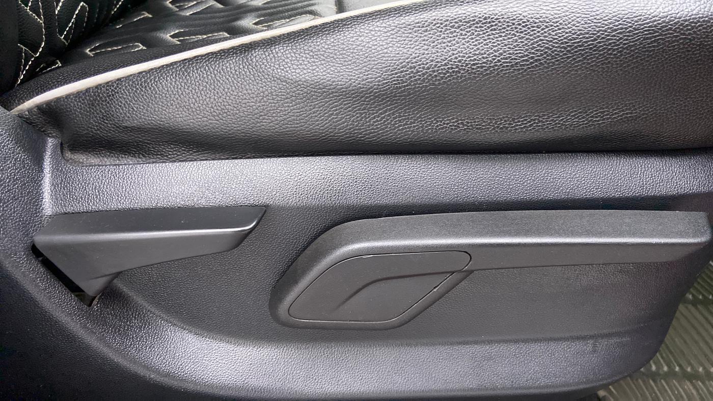 2020 Mahindra KUV 100 NXT K6+ P 6 STR, Petrol, Manual, 60,172 km, Driver Side Adjustment Panel