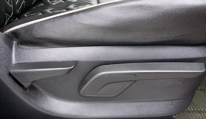 2020 Mahindra KUV 100 NXT K6+ P 6 STR, Petrol, Manual, 60,172 km, Driver Side Adjustment Panel