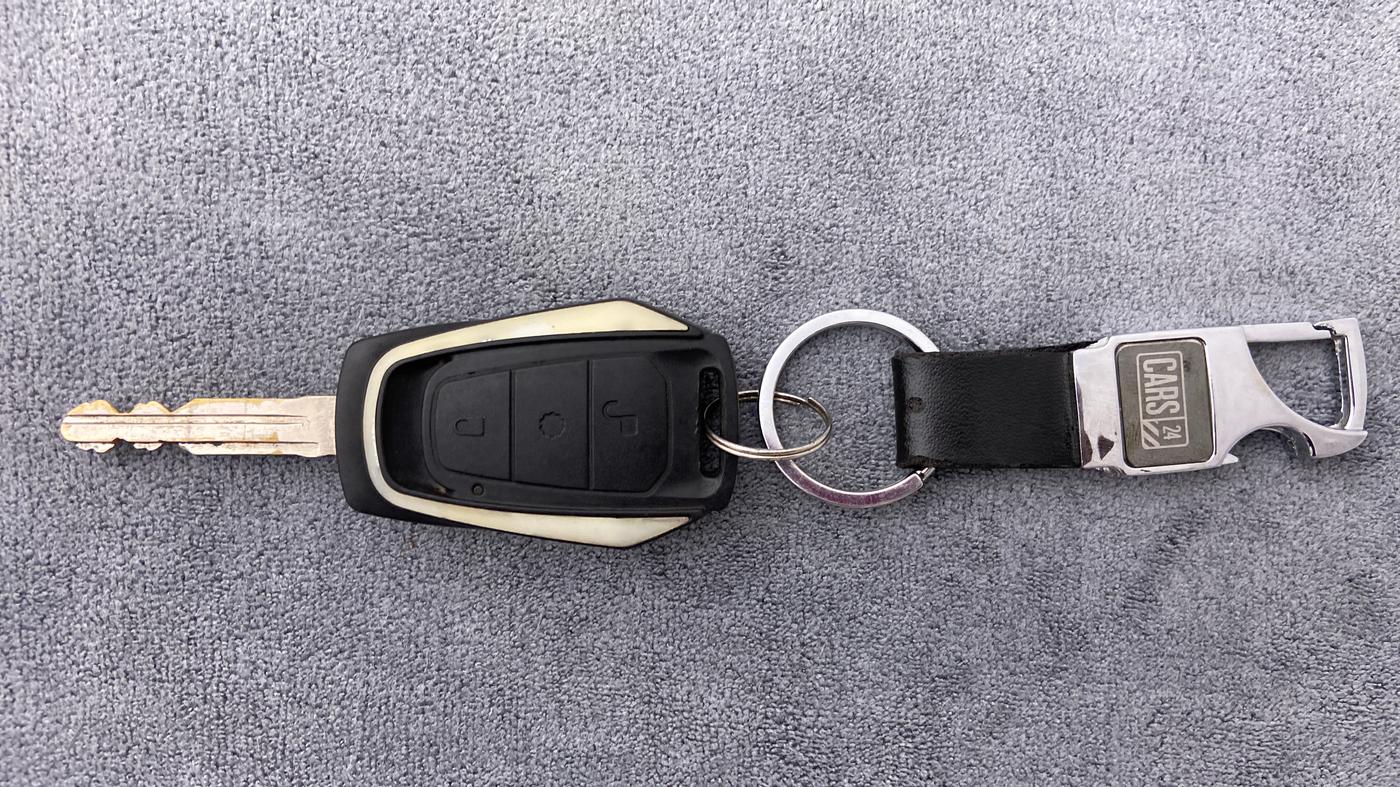 2020 Mahindra KUV 100 NXT K6+ P 6 STR, Petrol, Manual, 60,172 km, Key Close Up