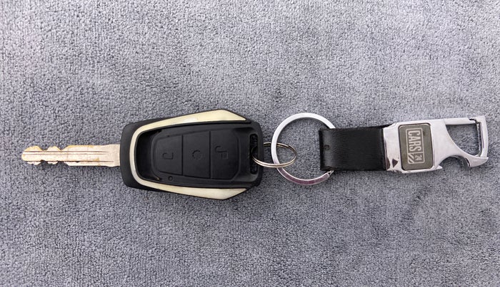 2020 Mahindra KUV 100 NXT K6+ P 6 STR, Petrol, Manual, 60,172 km, Key Close Up
