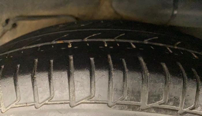2011 Hyundai i10 MAGNA 1.2, Petrol, Manual, 1,10,443 km, Left Rear Tyre Tread