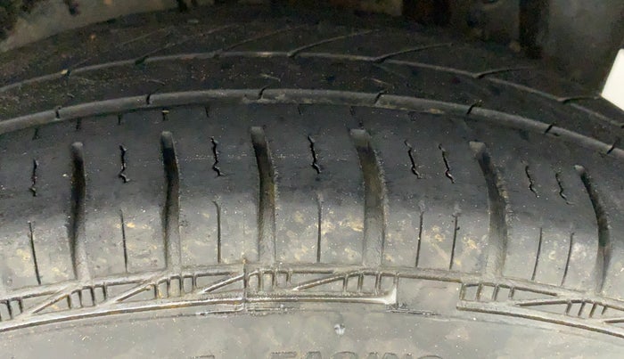 2012 Maruti Swift VXI, Petrol, Manual, 79,695 km, Left Rear Tyre Tread