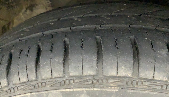 2012 Maruti Swift VXI, Petrol, Manual, 79,695 km, Right Front Tyre Tread