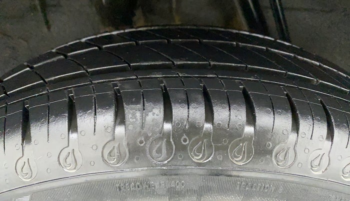 2020 Renault Kwid 1.0 RXT Opt AT, Petrol, Automatic, 13,095 km, Right Rear Tyre Tread