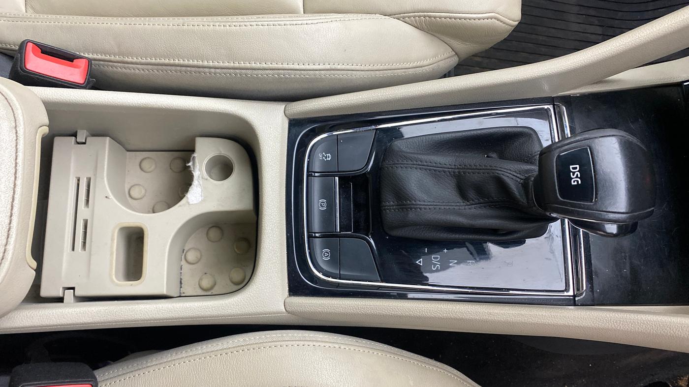 2020 Skoda Karoq STYLE 1.5 TSI AT, Petrol, Automatic, 1,05,516 km, Gear Lever
