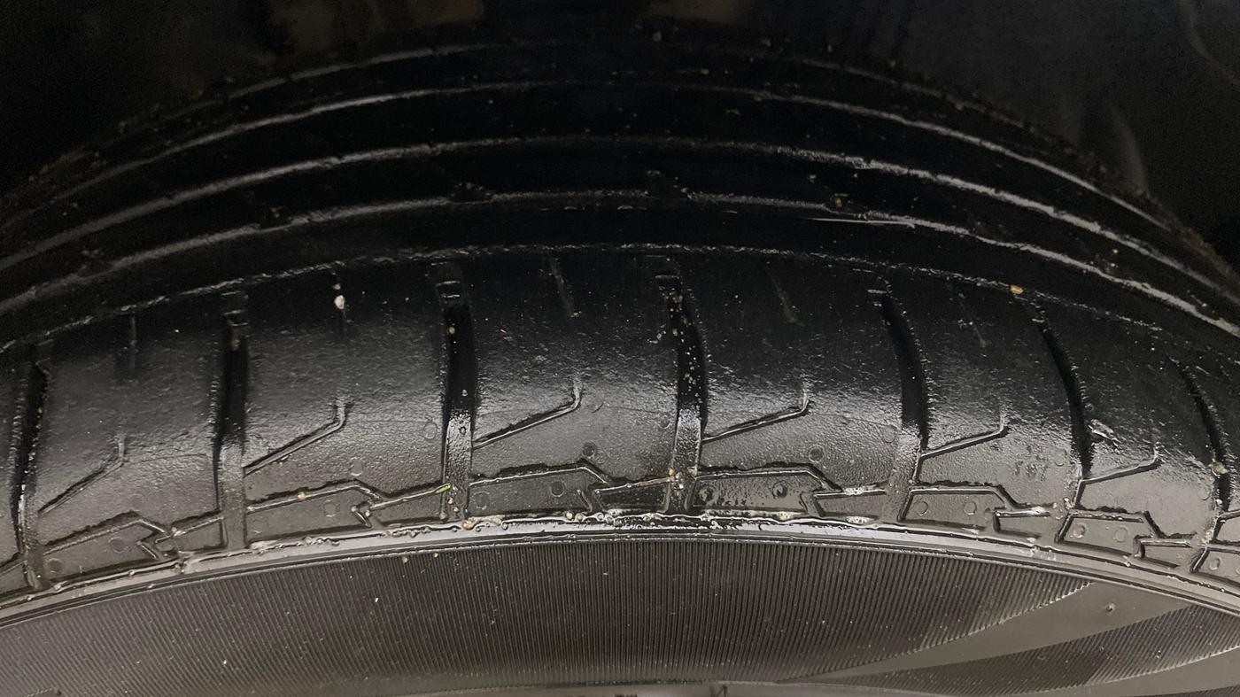 2020 Skoda Karoq STYLE 1.5 TSI AT, Petrol, Automatic, 1,05,516 km, Right Front Tyre Tread