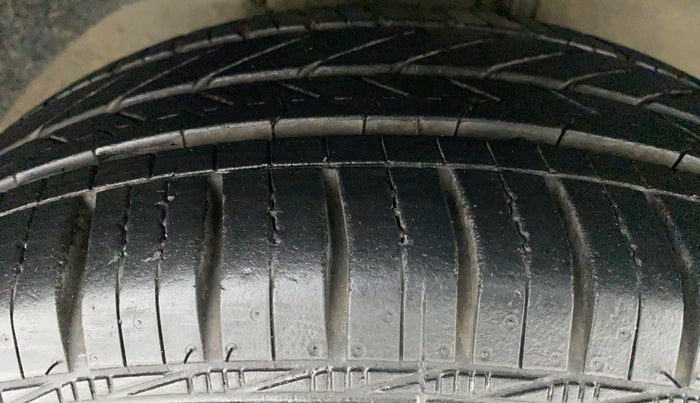 2013 Ford Figo 1.2 TITANIUM DURATEC, Petrol, Manual, 28,257 km, Right Front Tyre Tread