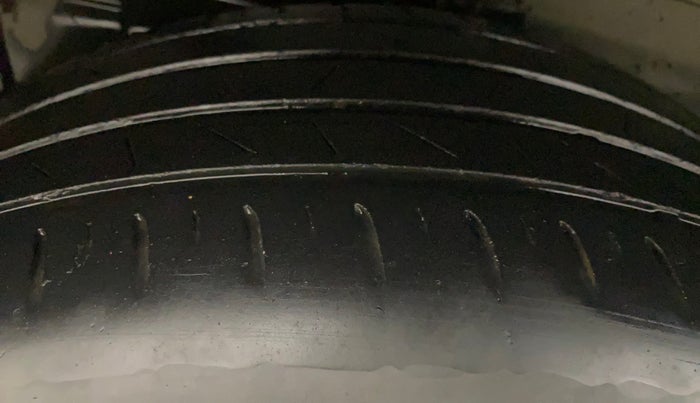 2017 Tata Hexa XTA 4X2 6 STR, Diesel, Automatic, 95,880 km, Right Rear Tyre Tread