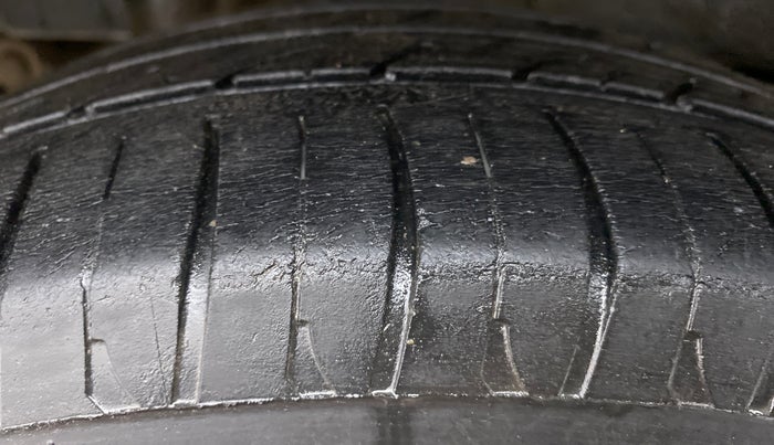 2016 Mahindra Kuv100 K6 5 STR, Petrol, Manual, 41,808 km, Right Rear Tyre Tread