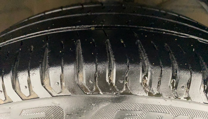 2019 Maruti XL6 ALPHA SHVS  MT, Petrol, Manual, 24,042 km, Right Front Tyre Tread