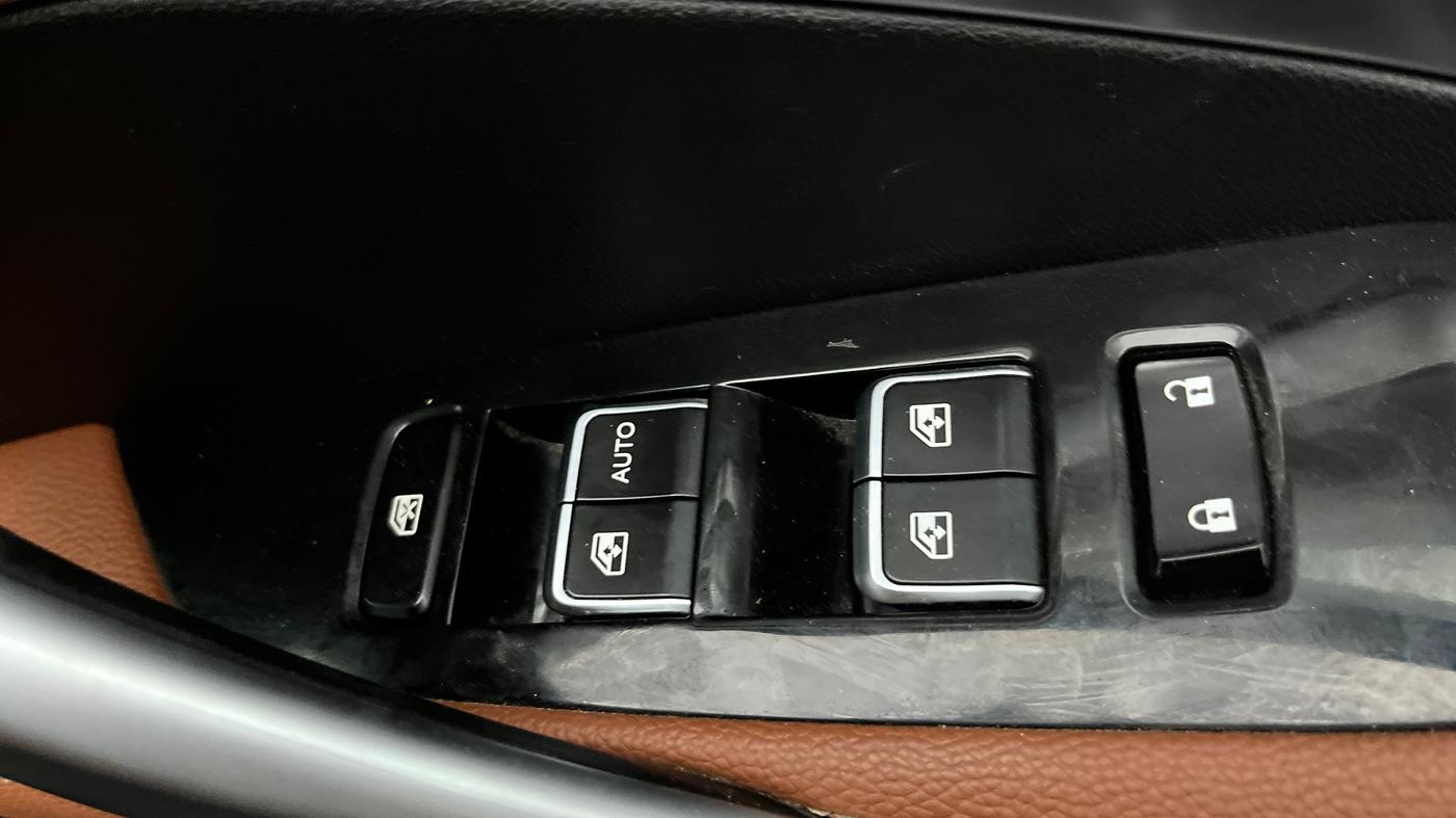 2020 MG HECTOR PLUS SHARP 1.5 PETROL TURBO DCT 6-STR, Petrol, Automatic, 24,897 km, Driver Side Door Panels Control